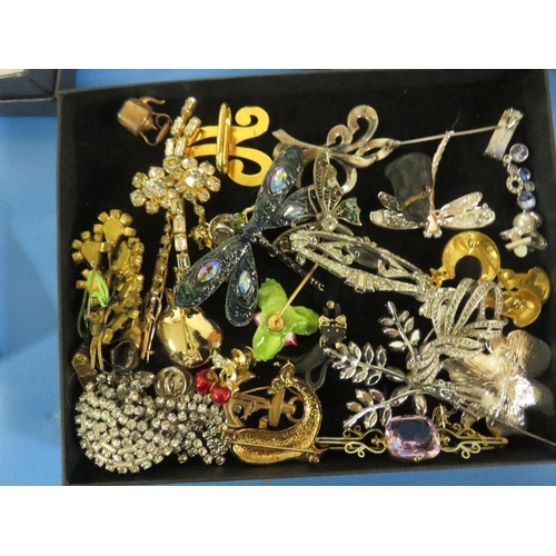 295 - A SELECTION OF COSTUME JEWELLERY TO INCLUDE BOXED COEUR DE -LION EXAMPLES, JEWELLERY BOX AND CONTENT... 