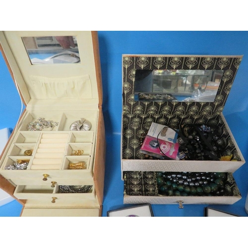 295 - A SELECTION OF COSTUME JEWELLERY TO INCLUDE BOXED COEUR DE -LION EXAMPLES, JEWELLERY BOX AND CONTENT... 