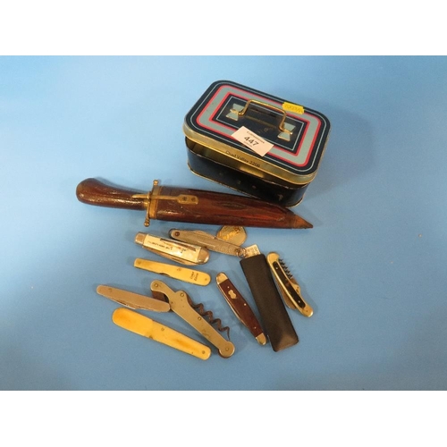 447 - A SMALL TIN OF VARIOUS POCKET KNIVES AND AN INDIA KNIFE WITH CARVED WOOD SCABBARD