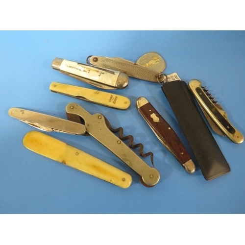 447 - A SMALL TIN OF VARIOUS POCKET KNIVES AND AN INDIA KNIFE WITH CARVED WOOD SCABBARD