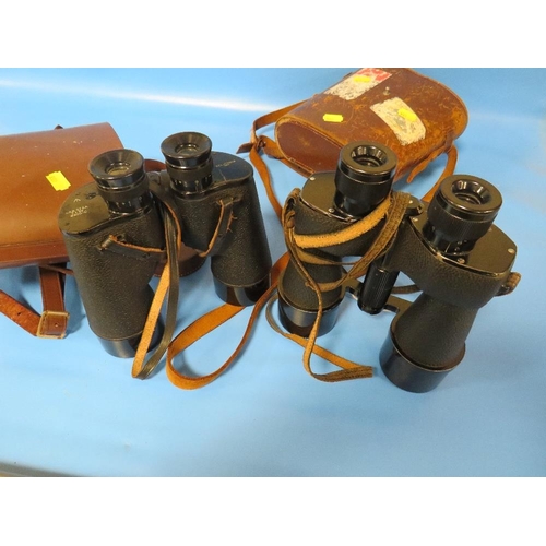 448 - A CASED PAIR OF MILITARY FIELD GUN BINOCULARS 7 X 50 STAMPED R.E.L /CANADA 1944 TOGETHER WITH A KERS... 