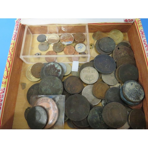 454 - A CIGAR BOX OF COINS AND TOKENS INCLUDING EARLY TRADE TOKENS