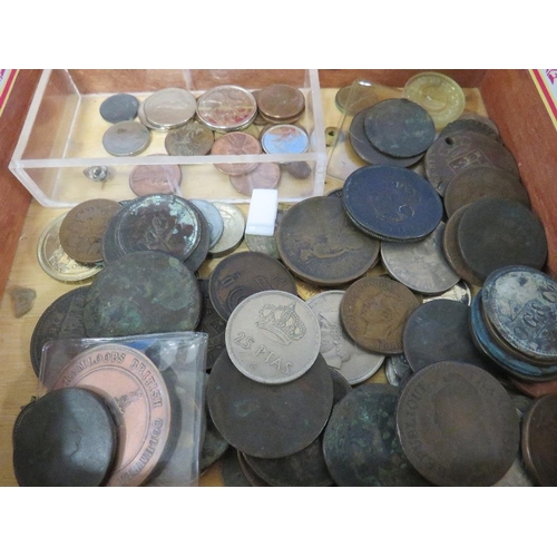 454 - A CIGAR BOX OF COINS AND TOKENS INCLUDING EARLY TRADE TOKENS