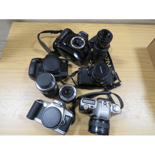 459 - A TRAY OF ASSORTED VINTAGE CAMERAS AND LENS TO INCLUDE PENTAX AND CHINON