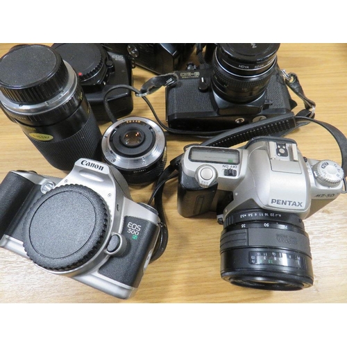 459 - A TRAY OF ASSORTED VINTAGE CAMERAS AND LENS TO INCLUDE PENTAX AND CHINON