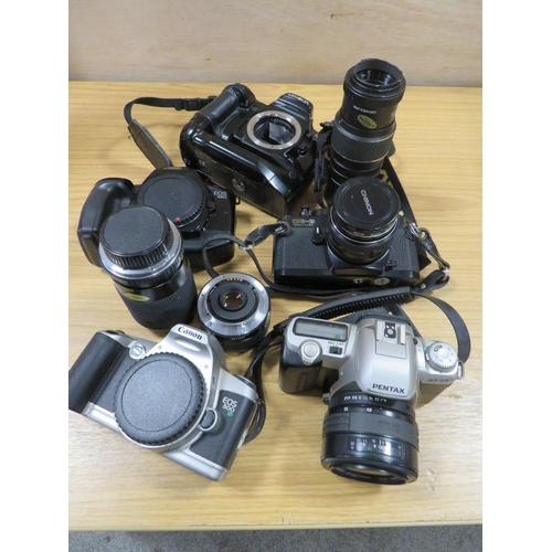 459 - A TRAY OF ASSORTED VINTAGE CAMERAS AND LENS TO INCLUDE PENTAX AND CHINON