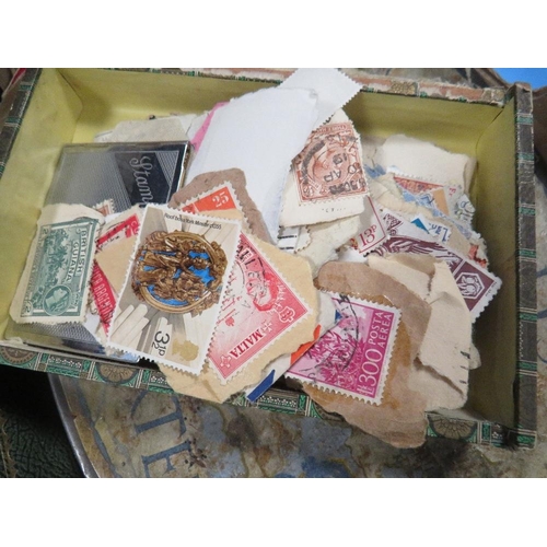 464 - A TRAY OF COLLECTABLE'S TO INCLUDE STAMP ALBUMS , CIGARETTE CARDS ETC