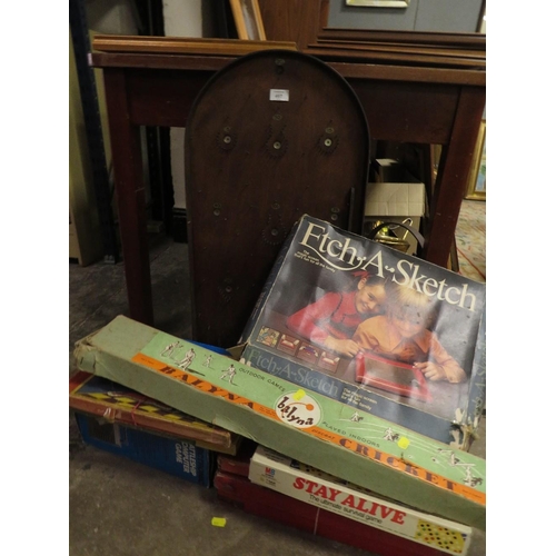 467 - A SELECTION OF VINTAGE BOXED GAMES TO INCLUDE A BOXED ELECTRONIC BATTLESHIP COMPUTER GAME TOGETHER W... 