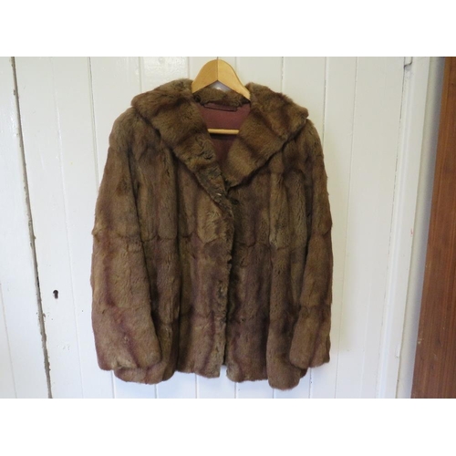 468 - A VINTAGE FUR COAT WITH A STOLE