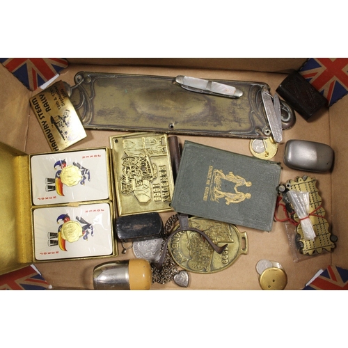 388 - A SMALL TRAY OF VARIOUS COLLECTABLES