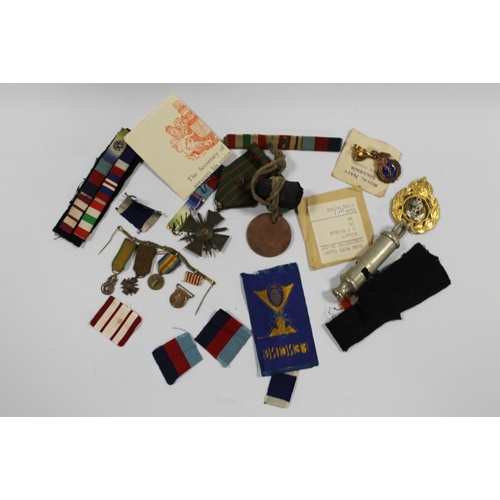 394 - MILITARY INTEREST COLLECTABLES TO INCLUDE A WW1 FRENCH CROIX DE GURRE MEDAL, VARIOUS CONTIIINENTAL M... 