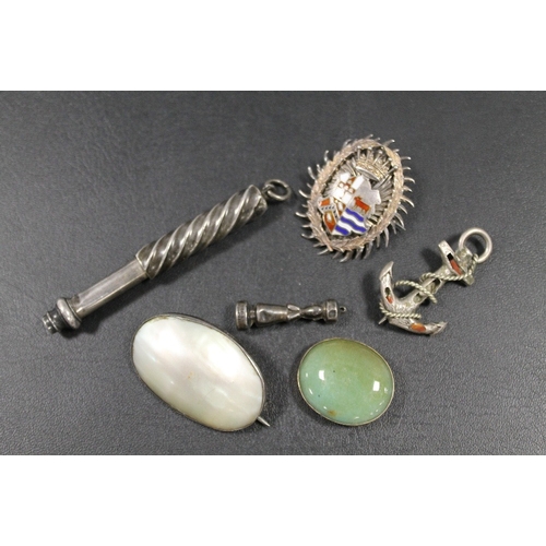 395 - A YELLOW METAL MOUNTED GREEN STONE BROOCH A/F, ALONG WITH TWO WHITE METAL BROOCHES, A HALLMARKED SIL... 