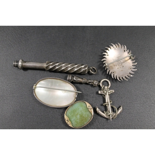 395 - A YELLOW METAL MOUNTED GREEN STONE BROOCH A/F, ALONG WITH TWO WHITE METAL BROOCHES, A HALLMARKED SIL... 