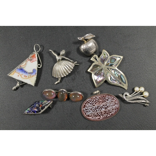 413 - A SELECTION OF BROOCHES ETC TO INCLUDE SILVER EXAMPLES