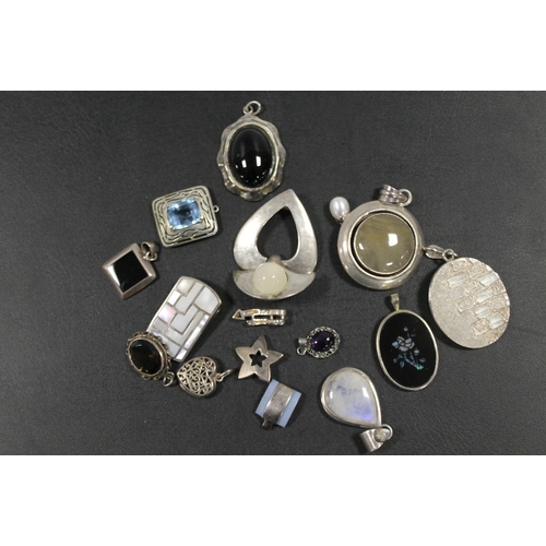 415 - A SELECTION OF ASSORTED COSTUME JEWELLERY PENDANTS TO INCLUDE SILVER EXAMPLES