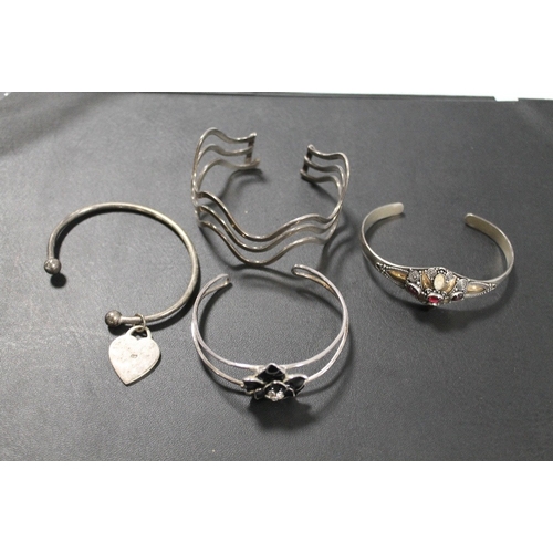 418 - A SELECTION OF FOUR SILVER AND WHITE METAL BANGLES A/F