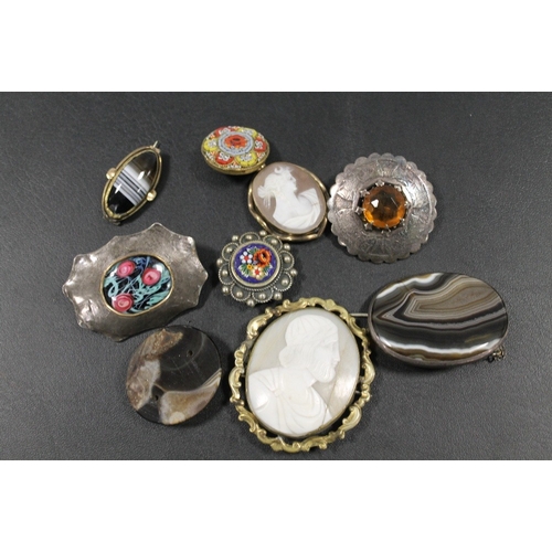 421 - A SELECTION OF ASSORTED VINTAGE BROOCHES TO INCLUDE CAMEO AND HARD STONE EXAMPLES