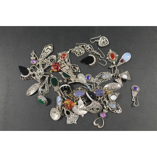 422 - A SELECTION OF SILVER AND WHITE METAL EARRINGS TO INCLUDE POLISHED STONE EXAMPLES