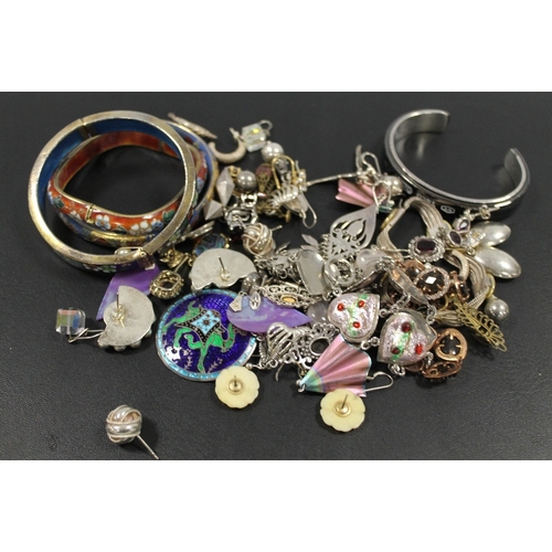 431 - A SELECTION OF COSTUME JEWELLERY TO INCLUDED ENAMEL STYLE BANGLES, NECKLACE, ETC