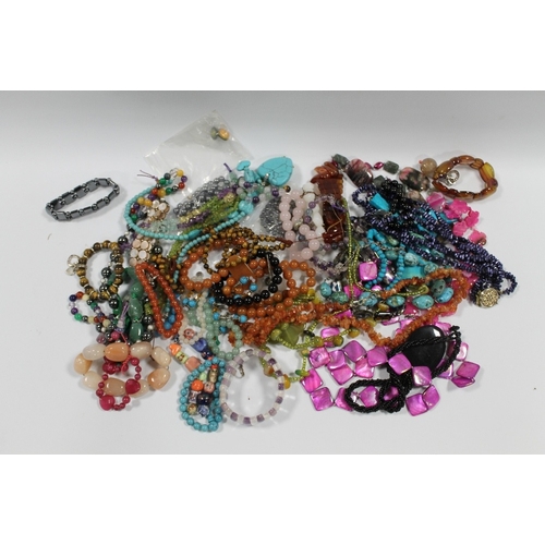 433 - A BAG OF ASSORTED COSTUME JEWELLERY, TO INCLUDE NECKLACES , BRACELETS ETC