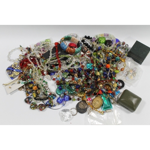 435 - A SELECTION OF COSTUME JEWELLERY TO INCLUDE MILLEFIORE STYLE BRACELETS ETC