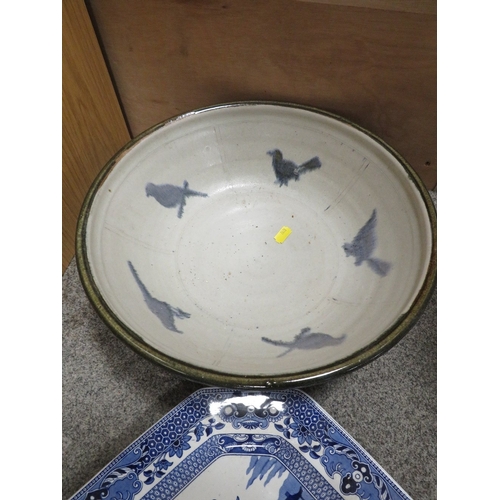 261 - A QUANTITY OF CERAMICS ETC TO INCLUDE A LARGE FLORAL CERAMIC VASE UNUSUAL LARGE STUDIO POTTERY BOWL ... 