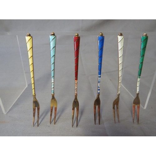 122 - A CASED SET OF SIX NORWEGIAN STERLING SILVER AND ENAMEL PICKLE FORKS, A/F