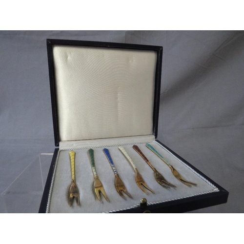 122 - A CASED SET OF SIX NORWEGIAN STERLING SILVER AND ENAMEL PICKLE FORKS, A/F