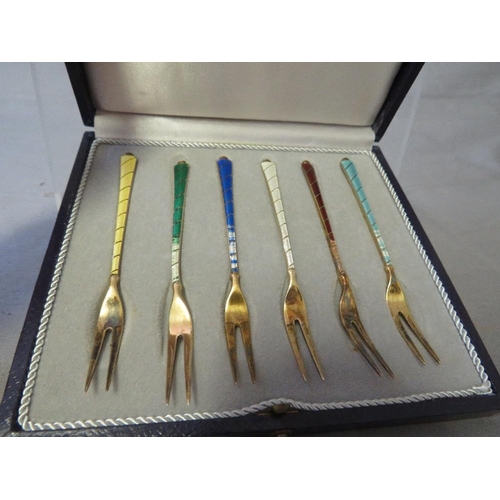 122 - A CASED SET OF SIX NORWEGIAN STERLING SILVER AND ENAMEL PICKLE FORKS, A/F