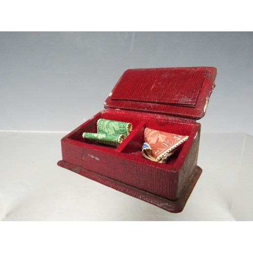 130 - A HALLMARKED SILVER MOUNTED TWO COMPARTMENT STAMP BOX - BIRMINGHAM 1913, H 3 cm, W 4 cm, L 7 cm