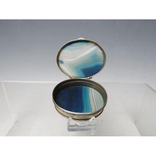 139 - A VICTORIAN OVAL AGATE AND WHITE METAL SNUFF BOX, 5 x 4 cm