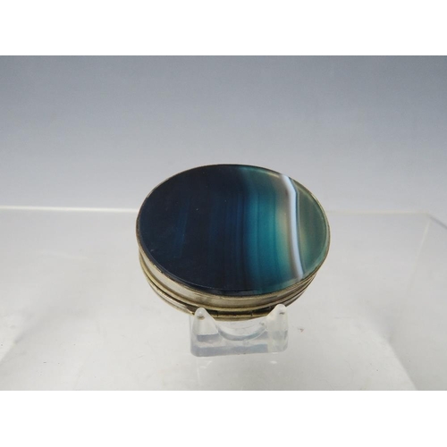 139 - A VICTORIAN OVAL AGATE AND WHITE METAL SNUFF BOX, 5 x 4 cm