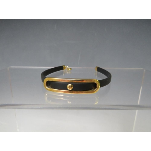 151 - AN UNUSUAL HALLMARKED 14K GOLD AND TEXTILE BRACELET, in the design of a 'buckle' on a rubber effect ... 