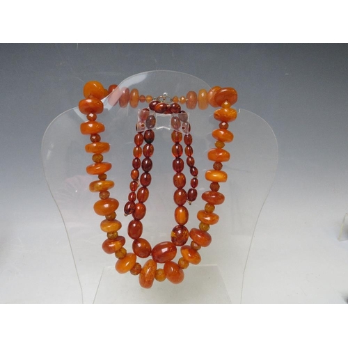 164 - AN UNUSUAL VINTAGE AMBER BEAD NECKLACE, the chunky disc shaped amber bead interspersed with small fa... 