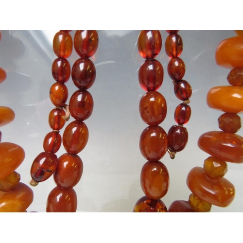 164 - AN UNUSUAL VINTAGE AMBER BEAD NECKLACE, the chunky disc shaped amber bead interspersed with small fa... 