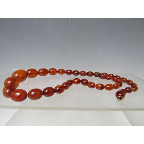 164 - AN UNUSUAL VINTAGE AMBER BEAD NECKLACE, the chunky disc shaped amber bead interspersed with small fa... 