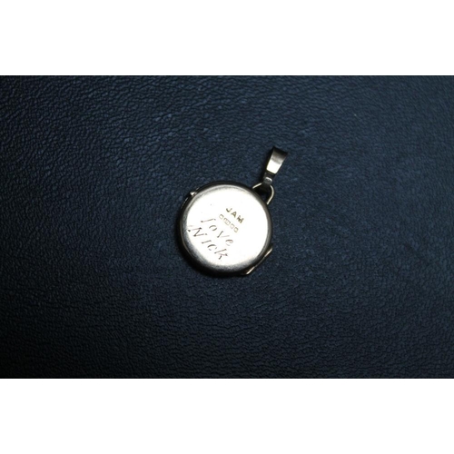 169 - A SMALL CIRCULAR HALLMARKED 9 CARAT GOLD LOCKET AND BAIL, approx overall weight 1.5g, Dia 4.2 cm