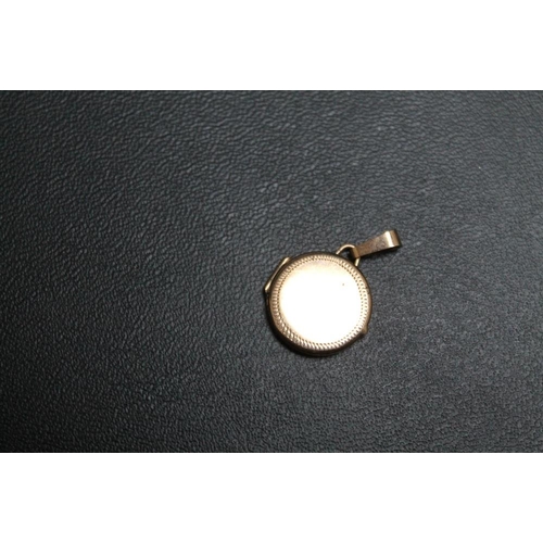 169 - A SMALL CIRCULAR HALLMARKED 9 CARAT GOLD LOCKET AND BAIL, approx overall weight 1.5g, Dia 4.2 cm