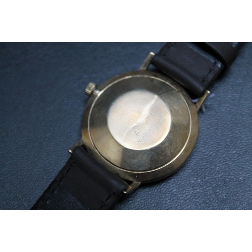 210 - AN ACCURIST 9CT GOLD 21 JEWEL AUTOMATIC DATE WRIST WATCH, on new replacement leather strap, Dia 3.75... 