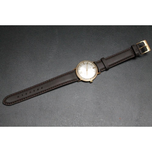 210 - AN ACCURIST 9CT GOLD 21 JEWEL AUTOMATIC DATE WRIST WATCH, on new replacement leather strap, Dia 3.75... 