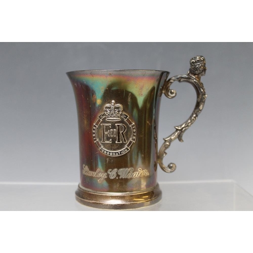 231 - A HEAVY HALLMARKED SILVER MUG BY THE BIRMINGHAM MINT - BIRMINGHAM 1978, with plaque and engraving, a... 