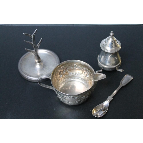 236 - A HALLMARKED SILVER SMALL CREAM JUG - LONDON 1899, approx weight 55.5g, together with a pepperette, ... 