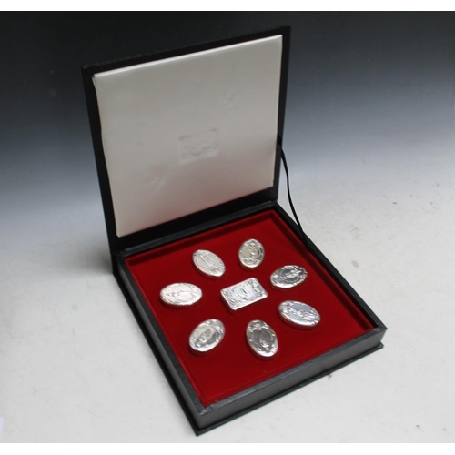 249 - A PRESENTATION BOX OF EIGHT HALLMARKED SILVER 'THE GUARDS REGIMENTS' SNUFF BOXES BY FRANKLIN MINT - ... 