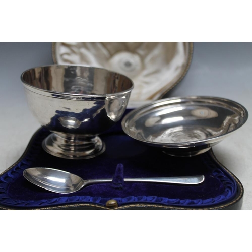 252 - A HALLMARKED BRITANNIA STANDARD SILVER CASED TRAVELLING COMMUNION SET, the bowl having a hammered fi... 