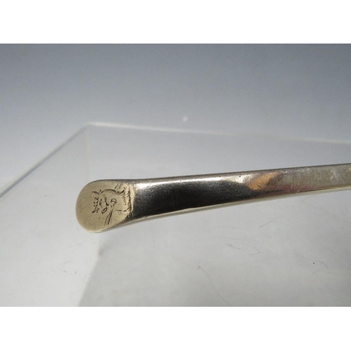 254 - A LATE 18TH / EARLY 19TH CENTURY SILVER SPOON, L 17 cm