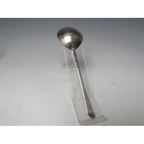 254 - A LATE 18TH / EARLY 19TH CENTURY SILVER SPOON, L 17 cm