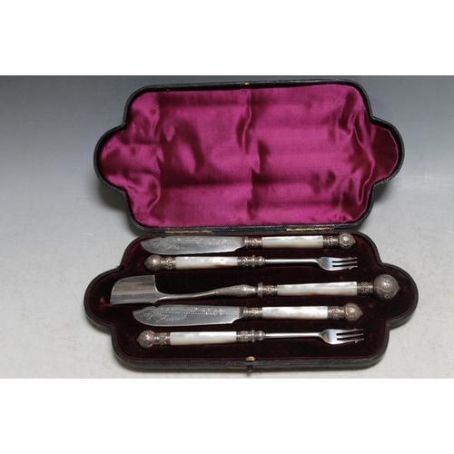 263 - A QUALITY SILVER PLATE AND MOTHER OF PEARL CHEESE AND PICKLE SET IN ORIGINAL SHAPED FITTED BOX, cons... 