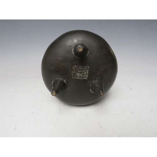 377 - A 19TH CENTURY BRONZE CENSER WITH CHARACTER MARKS TO BASE, Dia at top 12 cm