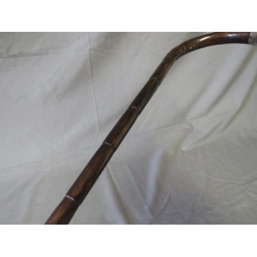 388 - A LATE 19TH / EARLY 20TH CENTURY WALKING STICK WITH HALLMARKED SILVER MOUNTED HANDLE - BIRMINGHAM 19... 