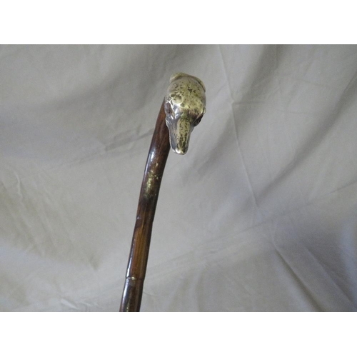 388 - A LATE 19TH / EARLY 20TH CENTURY WALKING STICK WITH HALLMARKED SILVER MOUNTED HANDLE - BIRMINGHAM 19... 